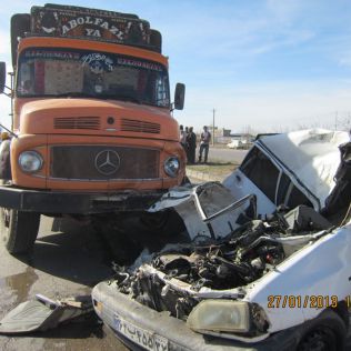 آتش نشانی نیشابور - تصادف دلخراش پراید و کامیون یک کشته برجای گذاشت