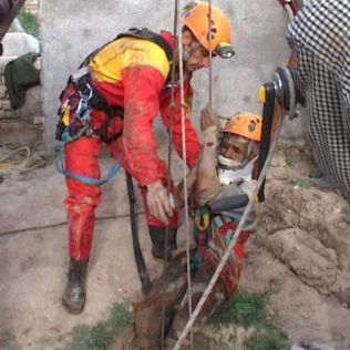 آتش نشانی نیشابور - سقوط قرقره دینام بر سر مقنی در عمق 40 متری