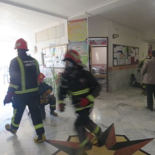 آتش نشانی نیشابور - برگزاری مانور زلزله در مدرسه امام حسین 
