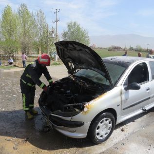 آتش نشانی نیشابور - آتش سوزی خودرو 206 در اثر نشت بنزین 
