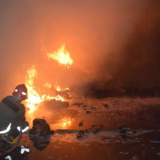 آتش نشانی نیشابور - آتش سوزی مغازه لوازم تزئینات خودرو سه ایستگاه آتش نشانی را درگیر عملیات اطفای حریق نمود  