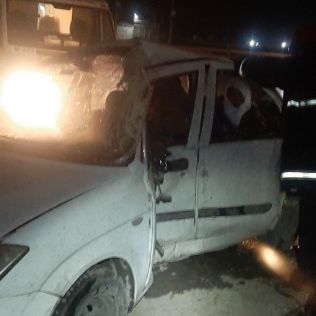 آتش نشانی نیشابور - واژگونی خودرو تیبا در جاده نیشابور به شهر فیروزه