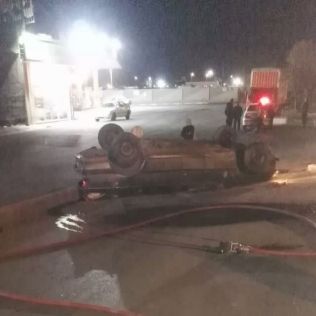 آتش نشانی نیشابور - واژگونی یکدستگاه خودرو سواری پژو ۴۰۵ در کمربندی ۷۶ متری