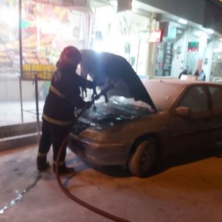 آتش نشانی نیشابور - عملکرد به موقع کسبه خیابان نور از سوختن یکدستگاه خودرو زانتیا جلوگیری کرد