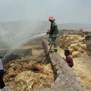 آتش نشانی نیشابور - آتش سوزی تراکتور در گاوداری