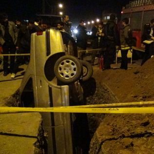 آتش نشانی نیشابور - سقوط خودرو پژو پارس در داخل کانال فاضل آب