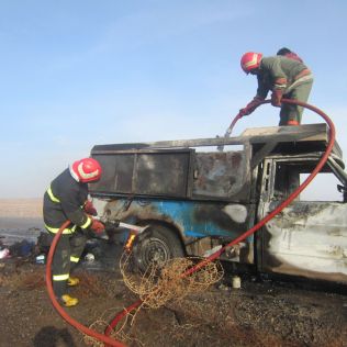 آتش نشانی نیشابور - خودرو نیسان در میان شعله های آتش