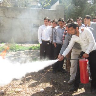 آتش نشانی نیشابور - آموزش خاموش کننده های دستی برای دانشجویان دانشگاه فرهنگیان