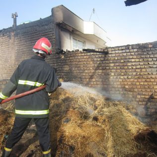 آتش نشانی نیشابور - آتش سوزی در انبار علوفه یک دامداری