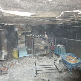 آتش نشانی نیشابور - آتش سوزی بنزین داخل زیر زمین منزل مسکونی