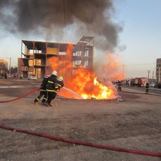آتش نشانی نیشابور - آتش نشانان و نجاتگران در مانوری بزرگ توانمندی خود را برای مردم و مسئولین به نمایش گذاشتند