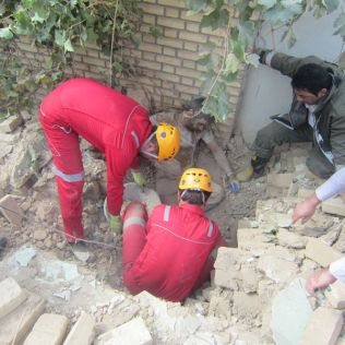 آتش نشانی نیشابور - نجات کارگر ساختمانی از زیر آوار