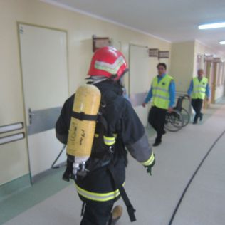 آتش نشانی نیشابور - برگزاری مانور تخلیه اضطراری بیماران در هنگام آتش سوزی 