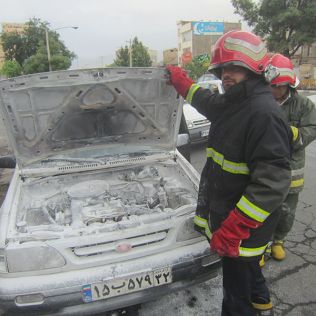آتش نشانی نیشابور - آتش سوزی پراید در تعمیرگاه خودرو
