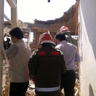آتش نشانی نیشابور - آوار منزل مسکونی در دست تعمیر یک مصدوم برجای گذاشت