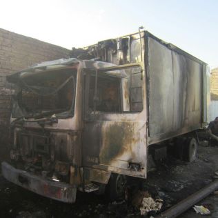 آتش نشانی نیشابور - کامیون یخچال دار در میان شعله های آتش سوخت