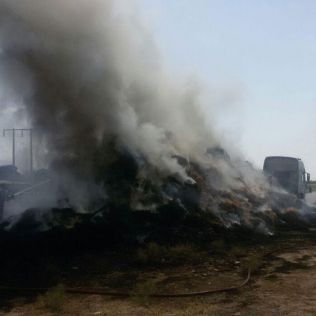 آتش نشانی نیشابور - چهار ساعت تلاش برای خاموش کردن آتش تریلر حامل پرس کاه