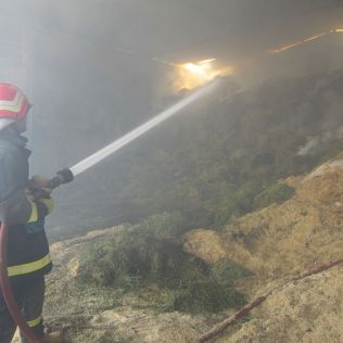 آتش نشانی نیشابور - بی احتیاطی در هنگام ایزوگام کردن پشت بام ، باعث آتش سوزی شد