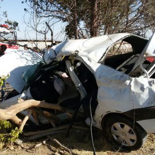 آتش نشانی نیشابور - برخورد شدید خودرو ال 90 با درخت در بلوار پژوهش