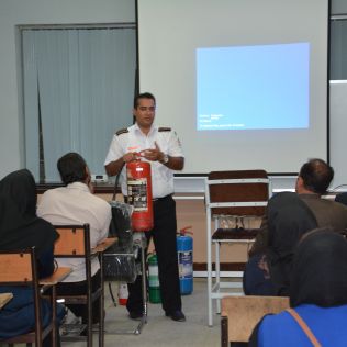 آتش نشانی نیشابور - برگزاری اولین دوره آموزشی آشنایی با خاموش کننده های دستی ویژه رانندگان سرویسهای مدارس