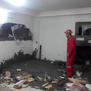 آتش نشانی نیشابور - فشار بتن موجب تخریب دیوار همسایه شد