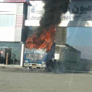 آتش نشانی نیشابور - آتش سوزی کامیون کشنده در نمایشگاه