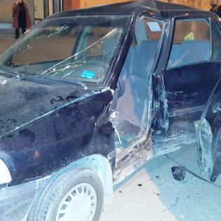 آتش نشانی نیشابور - محبوس شدن و مجروحیت دو شهروند در تصادف خیابان غزالی