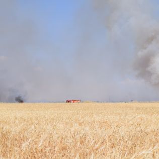 آتش نشانی نیشابور - آتش سوزی گسترده و اعزام 5 ایستگاه آتش نشانی