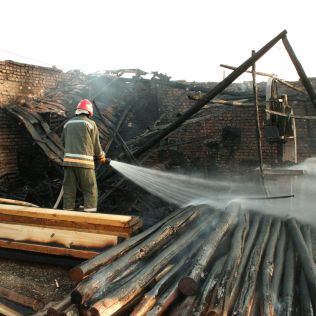 آتش نشانی نیشابور - آتش سوزی انبار چوب در نمایشگاه خودروهای سنگین