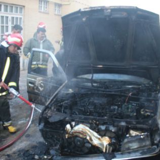 آتش نشانی نیشابور - نشت بنزین باعث آتش سوزی خودرو سواری شد