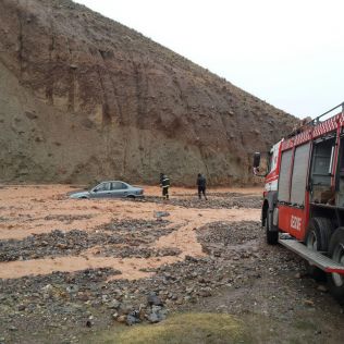 آتش نشانی نیشابور - نجات یک دستگاه خودرو سمند از مسیر سیلاب در جاده برفریز توسط آتش نشانان نیشابور
