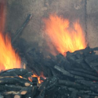 آتش نشانی نیشابور - آتش سوزی انبار چوب در روستای باغشن