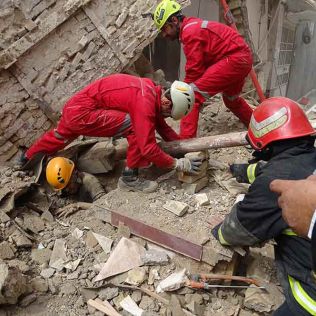 آتش نشانی نیشابور - نجات یک مصدوم از زیر آوار با تلاش بی وقفه آتش نشانان