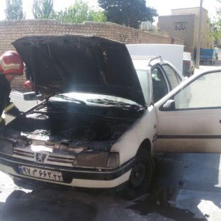 آتش نشانی نیشابور - نشت بنزین موجب آتش سوزی خودرو پژو ۴۰۵ شد.