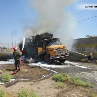 آتش نشانی نیشابور - بی احتیاطی هنگام جوشکاری موجب آتش سوزی اتاق کامیون شد