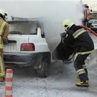 آتش نشانی نیشابور - اتصالی در سیم کشی برق خودرو باعث آتش سوزی شد.
