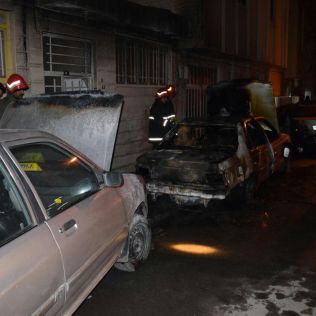 آتش نشانی نیشابور - آتش سوزی سه دستگاه خودرو سواری توسط آتش نشانان خاموش شد