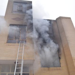 آتش نشانی نیشابور - انفجار و آتش سوزی در منزل مسکونی مهار شد