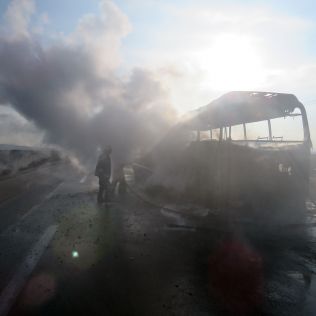 آتش نشانی نیشابور - شعله های آتش اتوبوس مسافربری را به پاره های آهن تبدیل کرد