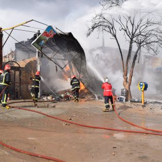 آتش نشانی نیشابور - آتش سوزی سیلندرهای گاز مایع توسط آتش نشانان مهار شد