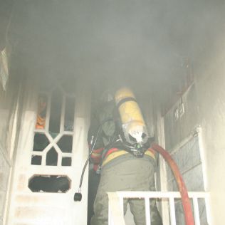 آتش نشانی نیشابور - انباری منزل مسکونی در احاطه شعله و دود 