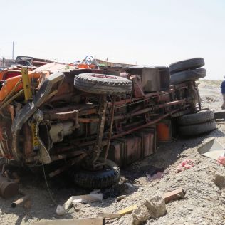 آتش نشانی نیشابور - سقوط کامیون از روی پل