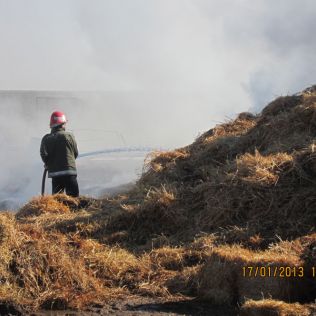 آتش نشانی نیشابور - جوشكاري در انبار دامداري 60 تن پرس را به كام آتش برد