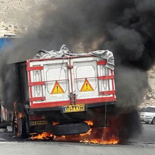 آتش نشانی نیشابور - شعله های آتش بار کامیون را سوزاند