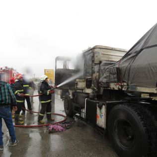 آتش نشانی نیشابور - یک تریلر در ورودی نیشابور دچار آتش سوزی شد