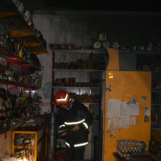 آتش نشانی نیشابور - آتش سوزی مغازه سوپر مارکت توسط آتش نشانان مهار شد