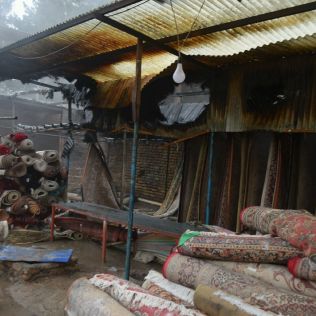 آتش نشانی نیشابور - بی احتیاطی موجب آتش سوزی در یک کارگاه قالیشویی شد