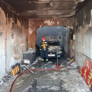 آتش نشانی نیشابور - آتش سوزی در تعمیرگاه جلوبندی خودرو
