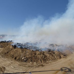 آتش نشانی نیشابور - آتش سوزی گسترده در انبار کارخانه کاغذ بینالود