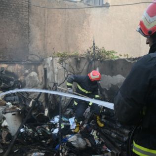 آتش نشانی نیشابور - آتش سوزی ضایعات انباشته شده در حیاط منزل مسکونی واقع در بلوار بعثت مهار شد 